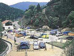 森と湖畔の公園オートキャンプ場